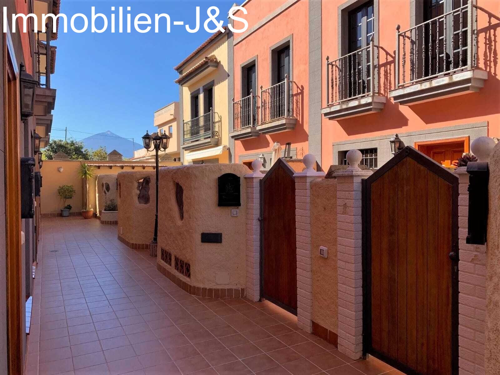 Zauberhaftes Reihenhaus in La Matanza mit Garage und 2 Dachterrassen