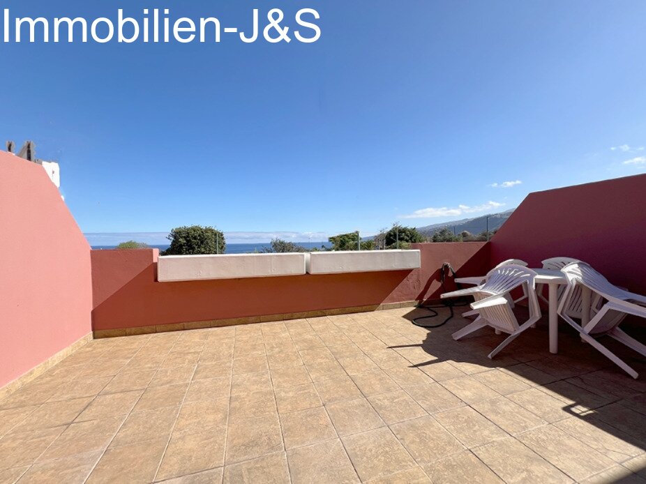 Schöne Wohnung mit großer Terrasse und Gemeinschaftspool und Tiefgaragenplatz