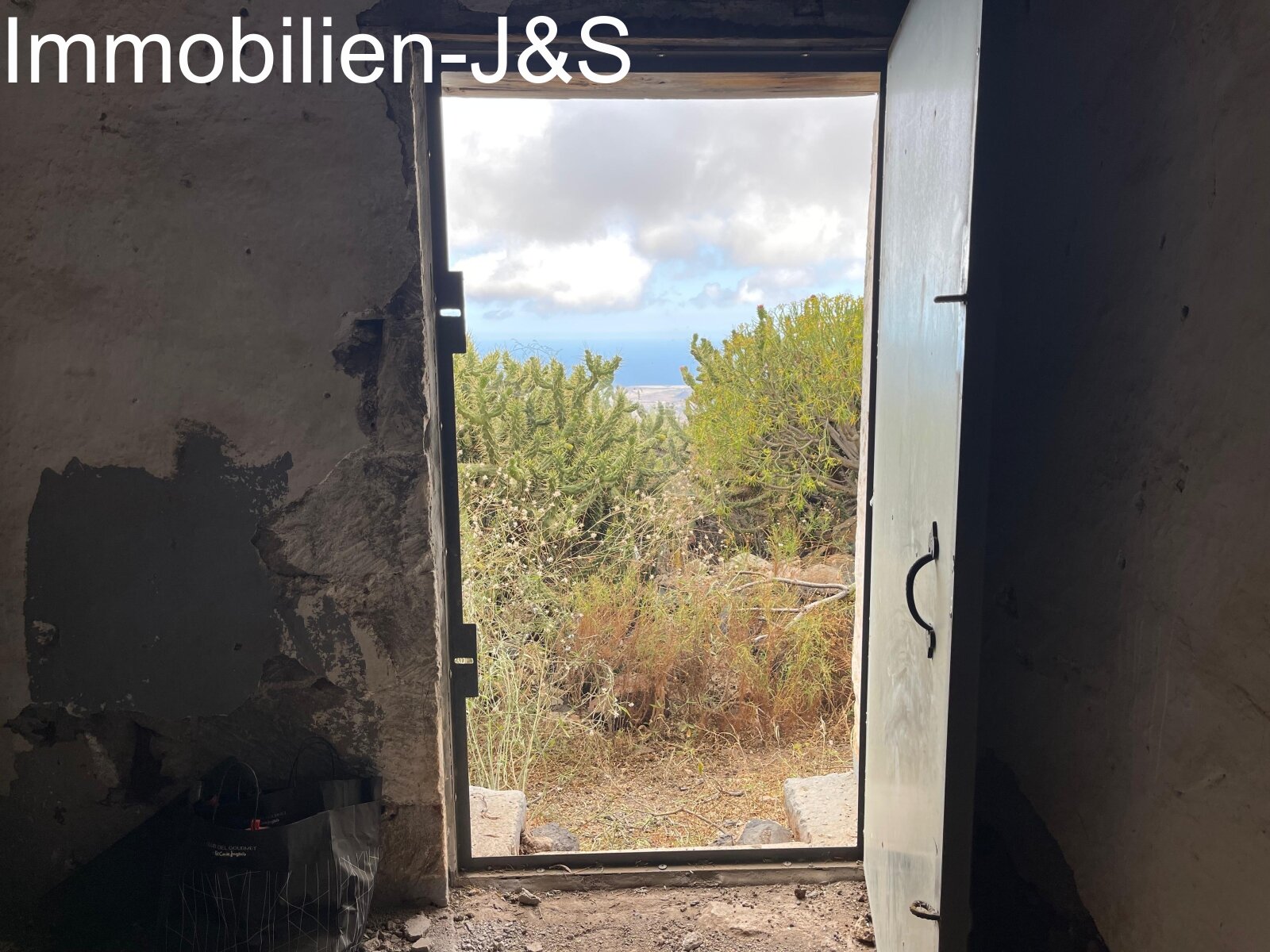 Riesiges, rustikales Landstück mit 3 Gebäuden in Arona Pueblo
