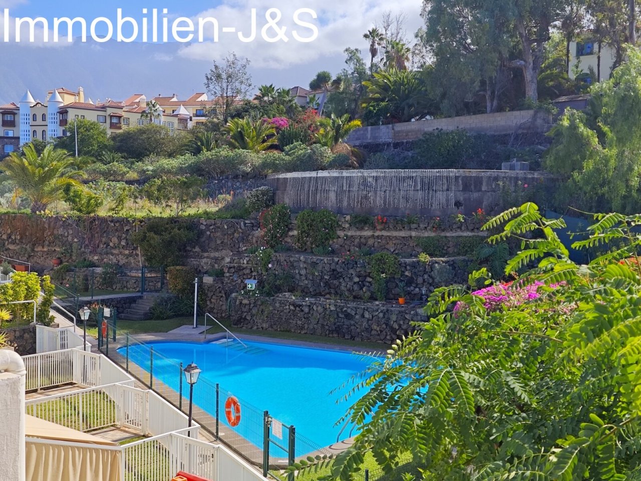 Poolblick. Poolblick.