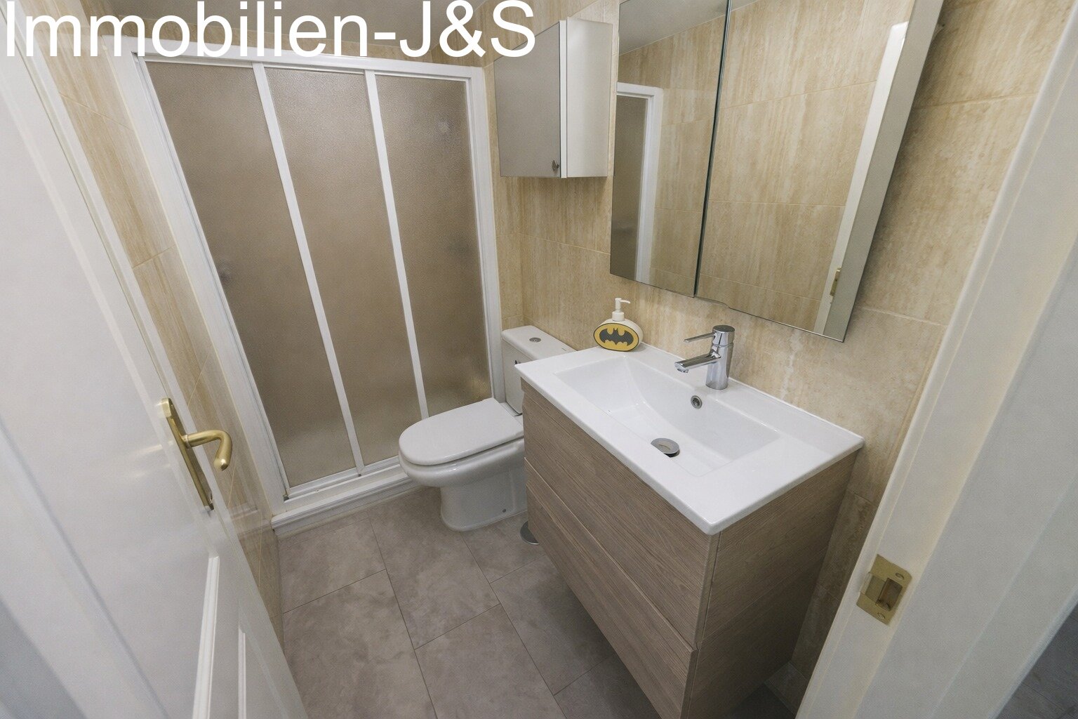 Modernes Badezimmer mit Dusche