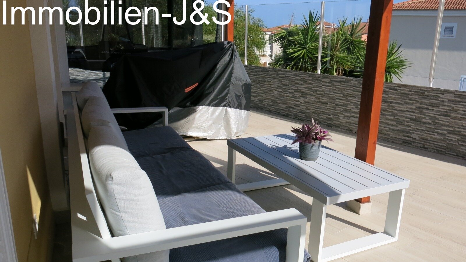 Überdachte Terrasse mit Lounge-Bereich