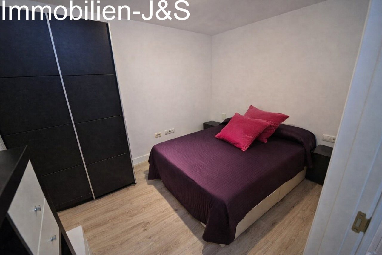 Schlafzimmer im Untergeschoss mit natürlichem Tages-Oberlicht.