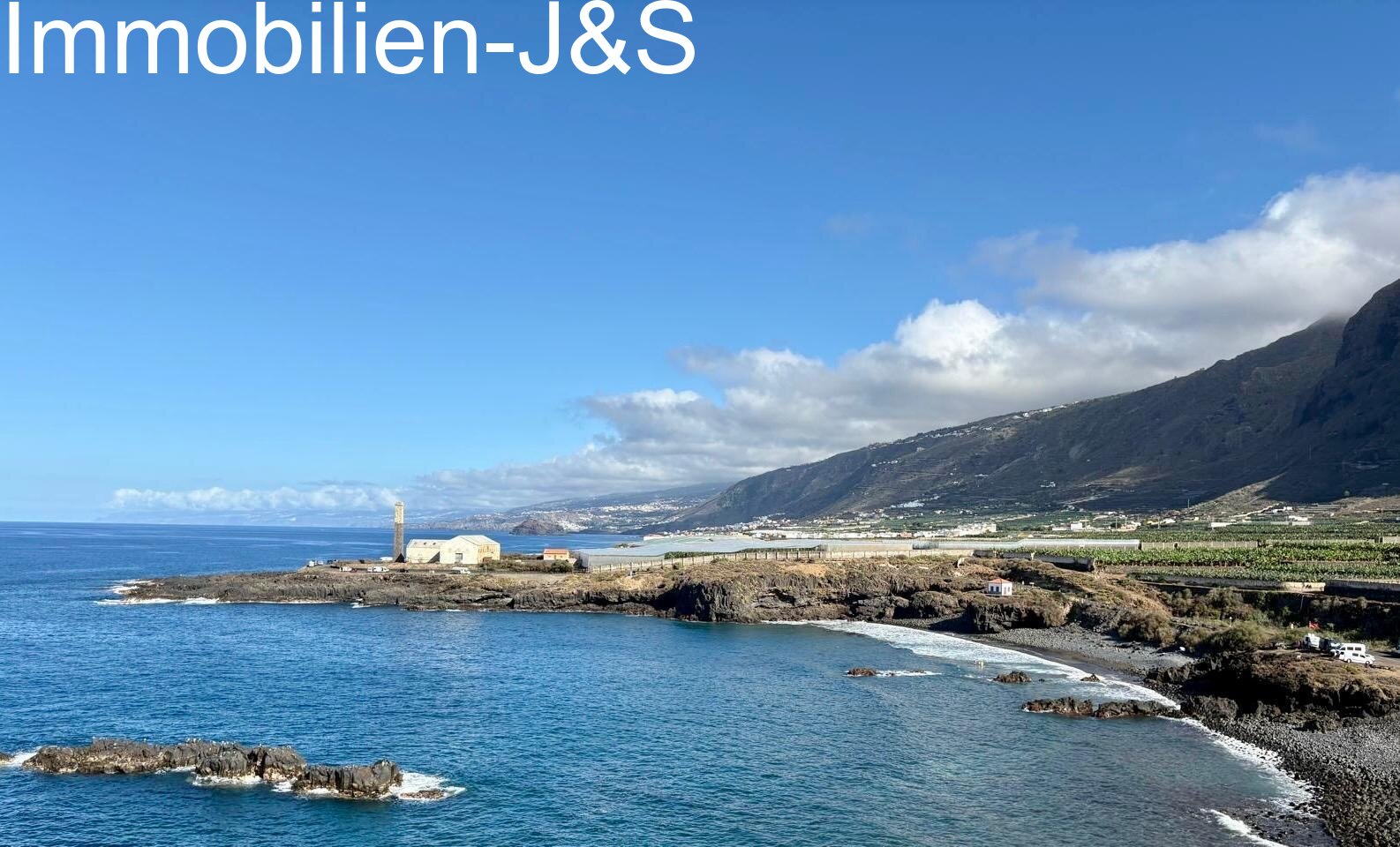 Panoramablick auf die malerische Bucht und die naturbelassene Küste – ein Logenplatz am Atlantik.