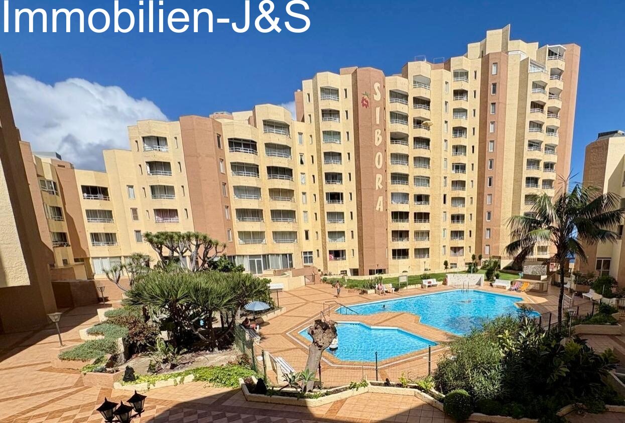 Blick auf das imposante Sibora-Gebäude und die großzügige Poollandschaft – Ihr neues Zuhause in erster Meereslinie