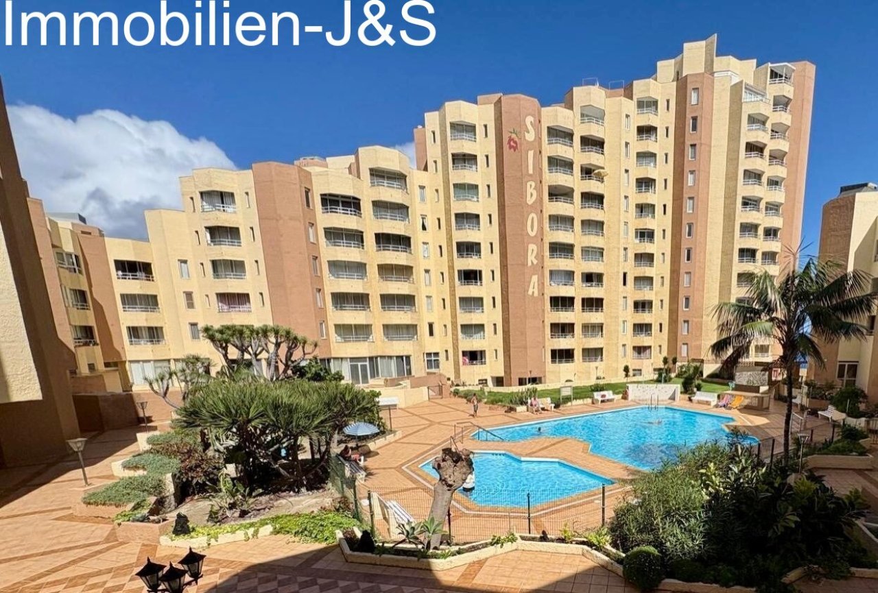 Blick auf das imposante Sibora-Gebäude und die großzügige Poollandschaft – Ihr neues Zuhause in erster Meereslinie