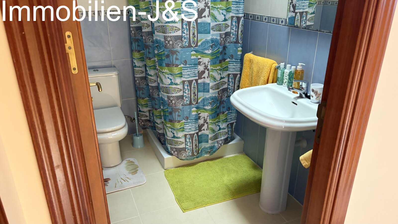 hell gefliestes Badezimmer, ausgestattet mit einer komfortablen Dusche, einem hochwertigen Waschtisch und einem WC. Das zeitlose Design und die Fensterfront sorgen für ein einladendes und frisches Ambiente. hell gefliestes Badezimmer, ausgestattet mit einer komfortablen Dusche, einem hochwertigen Waschtisch und einem WC. Das zeitlose Design und die Fensterfront sorgen für ein einladendes und frisches Ambiente.