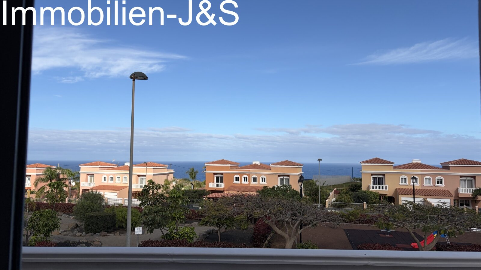 enießen Sie einen atemberaubenden Panoramablick vom privaten Balkon über die gepflegte Anlage bis hin zum tiefblauen Atlantik. Die sonnige Ausrichtung bietet eine unverbaute Fernsicht in einer ruhigen Wohnumgebung. enießen Sie einen atemberaubenden Panoramablick vom privaten Balkon über die gepflegte Anlage bis hin zum tiefblauen Atlantik. Die sonnige Ausrichtung bietet eine unverbaute Fernsicht in einer ruhigen Wohnumgebung.
