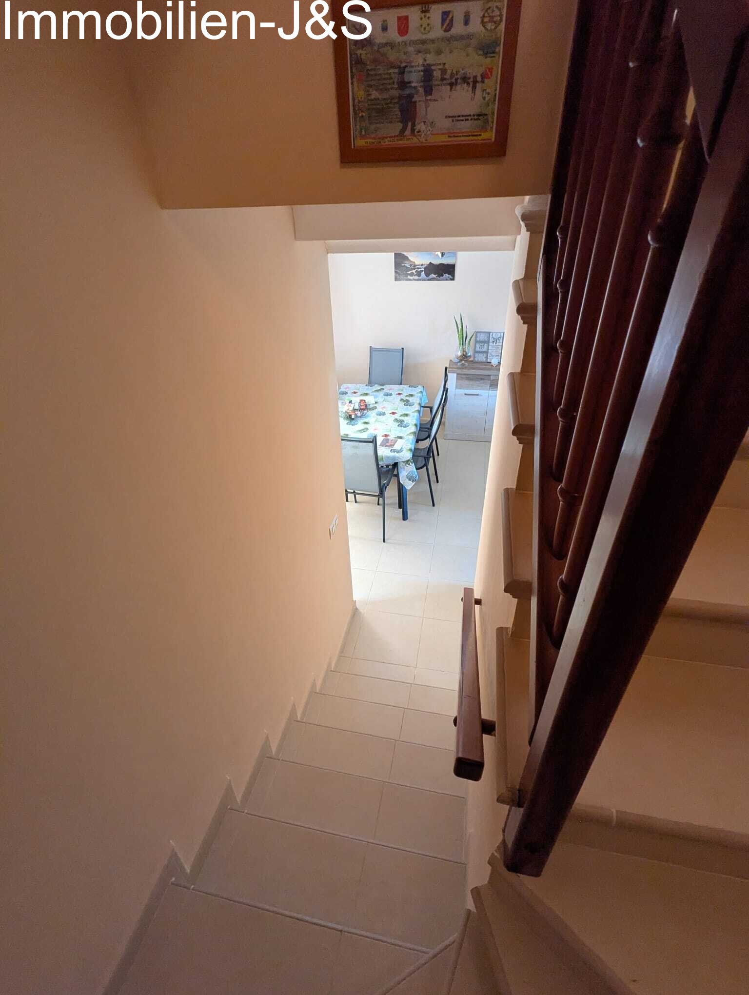 Einladender oberer Flurbereich mit einer massiven Treppe, die elegant in das Erdgeschoss führt. Einladender oberer Flurbereich mit einer massiven Treppe, die elegant in das Erdgeschoss führt.