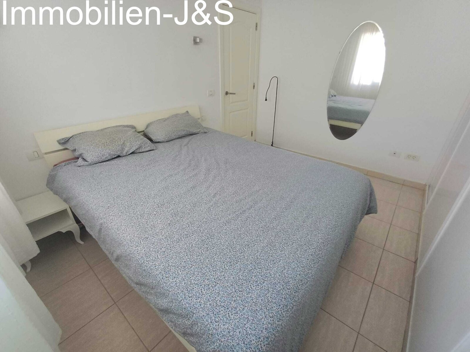 Gemütliches zweites Schlafzimmer, ideal als Gäste- oder Kinderzimmer, mit hellem Interieur und großen Fenstern für eine freundliche Wohlfühlatmosphäre.