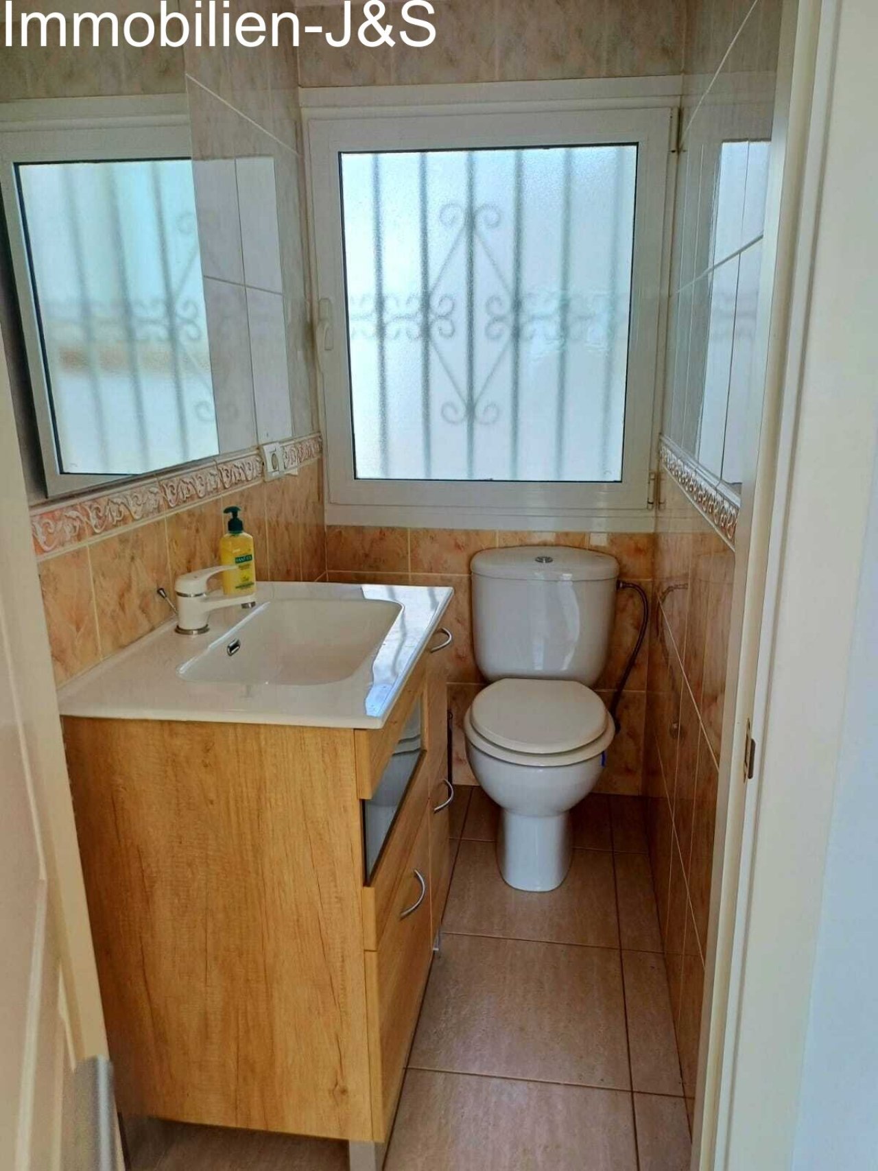 Praktisches Gäste-WC in hellem Design, das den Komfort für Bewohner und Besucher stilvoll ergänzt.