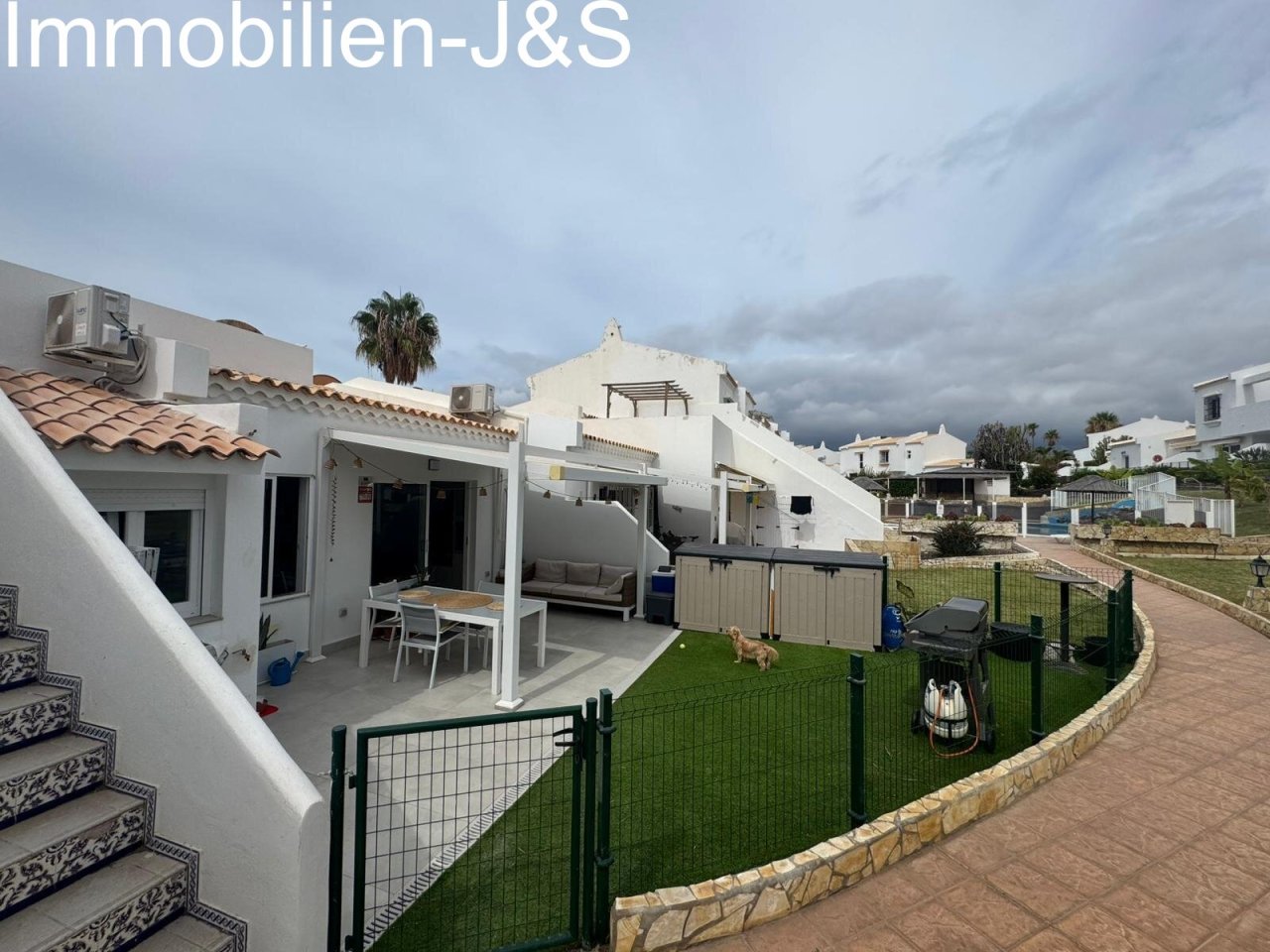 .Helles, mediterranes Reihenhaus mit privatem Garten und überdachter Terrasse. Ein pflegeleichter Außenbereich, der zum Grillen und Verweilen in privater Atmosphäre einlädt.
