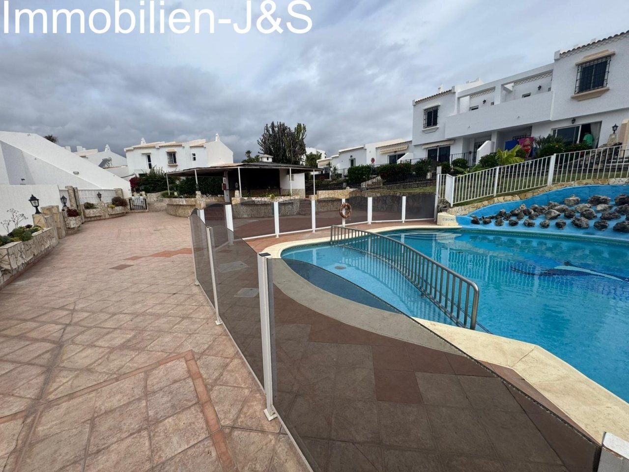 Ein harmonisches Zusammenspiel aus Privatsphäre und Gemeinschaft. Die Immobilie bietet einen charmanten privaten Garten mit Kunstrasen und Terrasse, ideal für entspannte Stunden. Die Anlage selbst überzeugt durch gepflegte Wege, mediterrane Bepflanzung und eine ruhige, sichere Atmosphäre in bester Nachbarschaft.