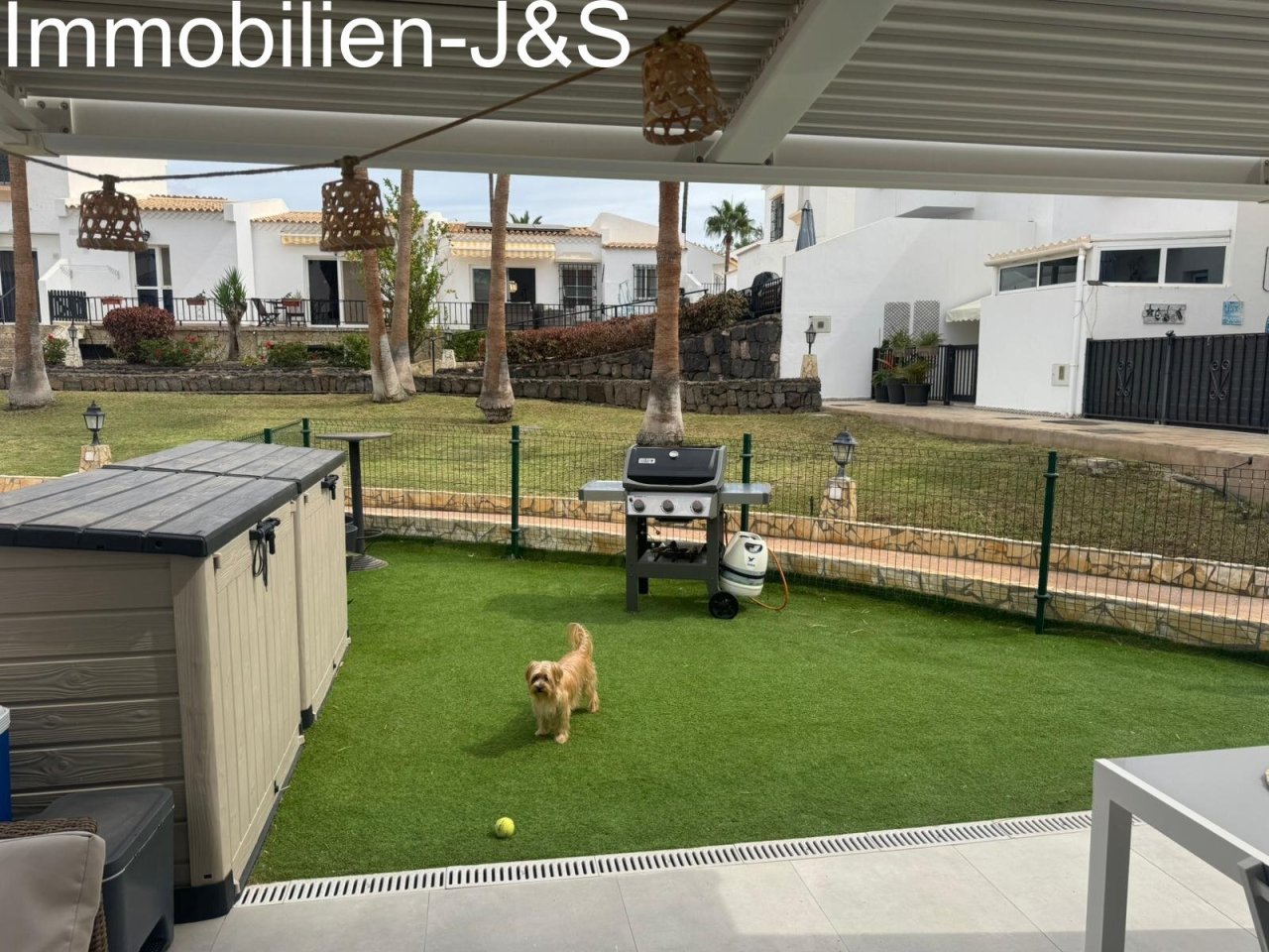 Ein harmonisches Zusammenspiel aus Privatsphäre und Gemeinschaft. Die Immobilie bietet einen charmanten privaten Garten mit Kunstrasen und Terrasse, ideal für entspannte Stunden. Die Anlage selbst überzeugt durch gepflegte Wege, mediterrane Bepflanzung und eine ruhige, sichere Atmosphäre in bester Nachbarschaft.