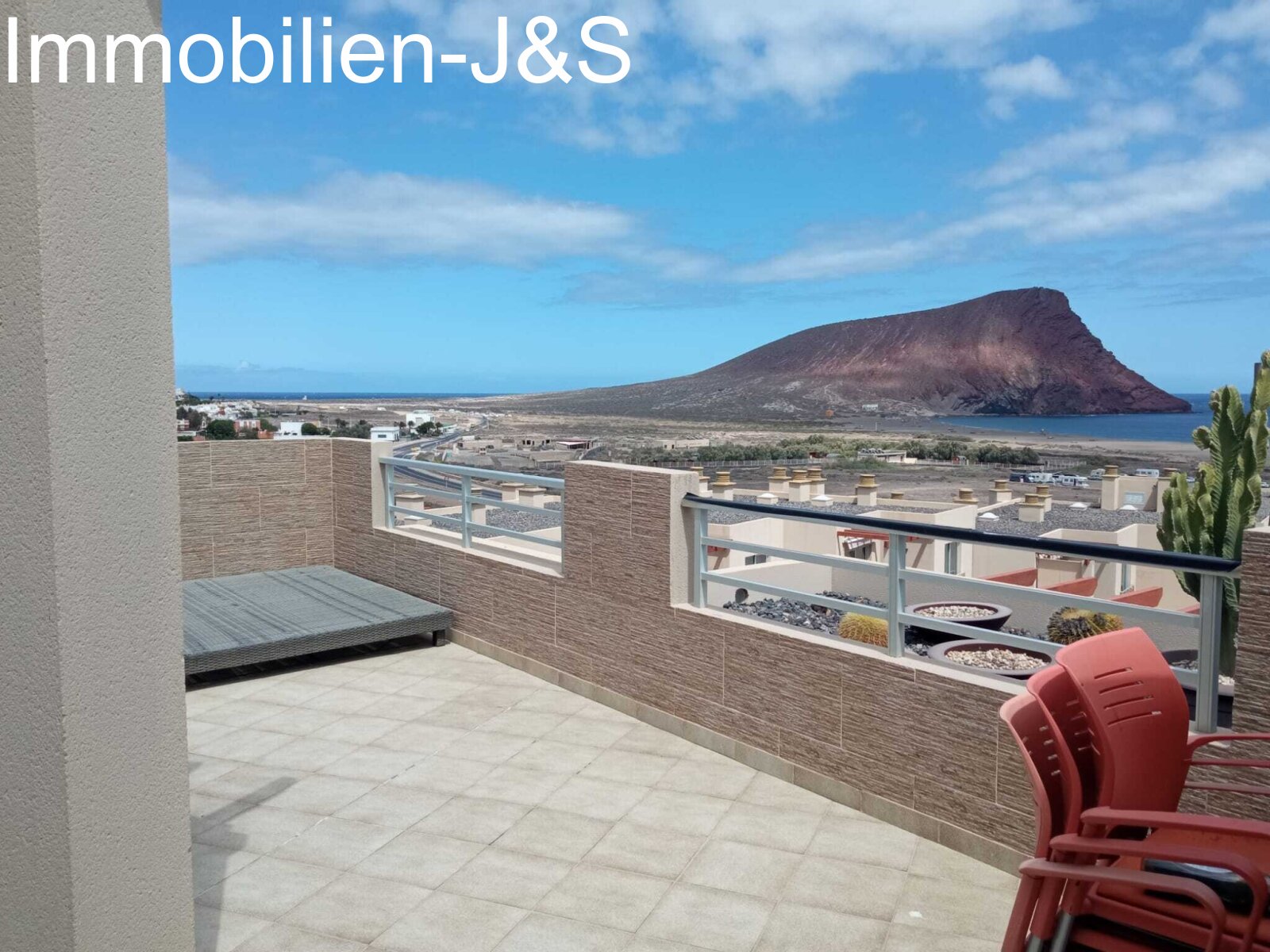 Large penthouse apartment with 4 bedrooms in the “Vista Roja” residential complex in Sotavento
