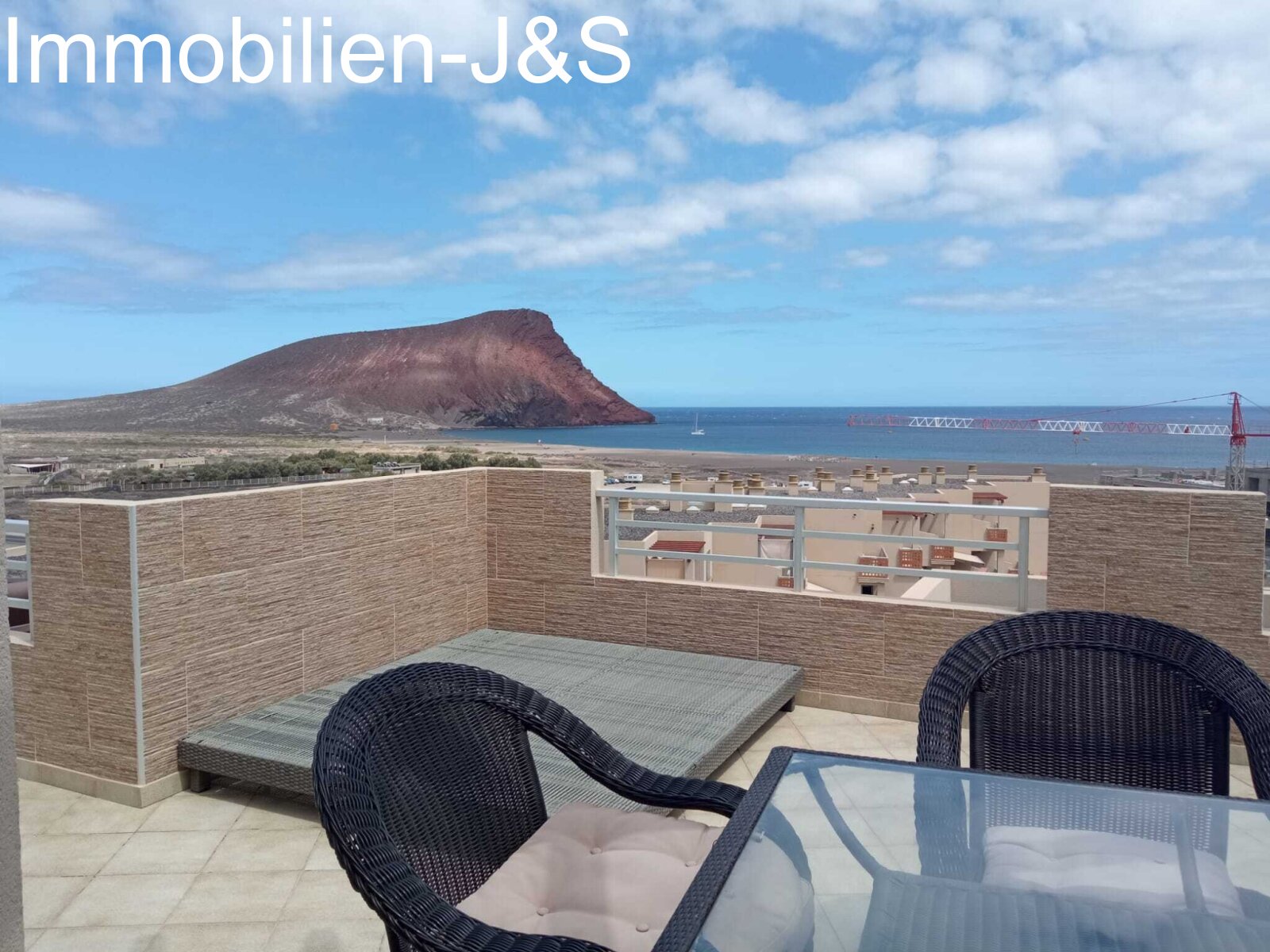 Large penthouse apartment with 4 bedrooms in the “Vista Roja” residential complex in Sotavento