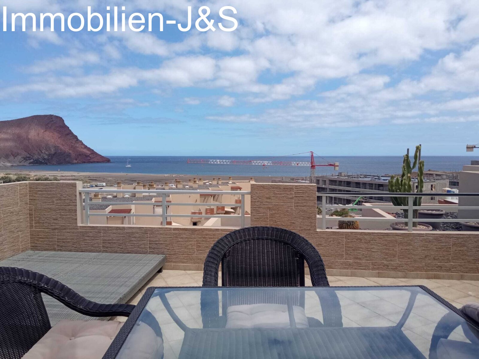 Large penthouse apartment with 4 bedrooms in the “Vista Roja” residential complex in Sotavento