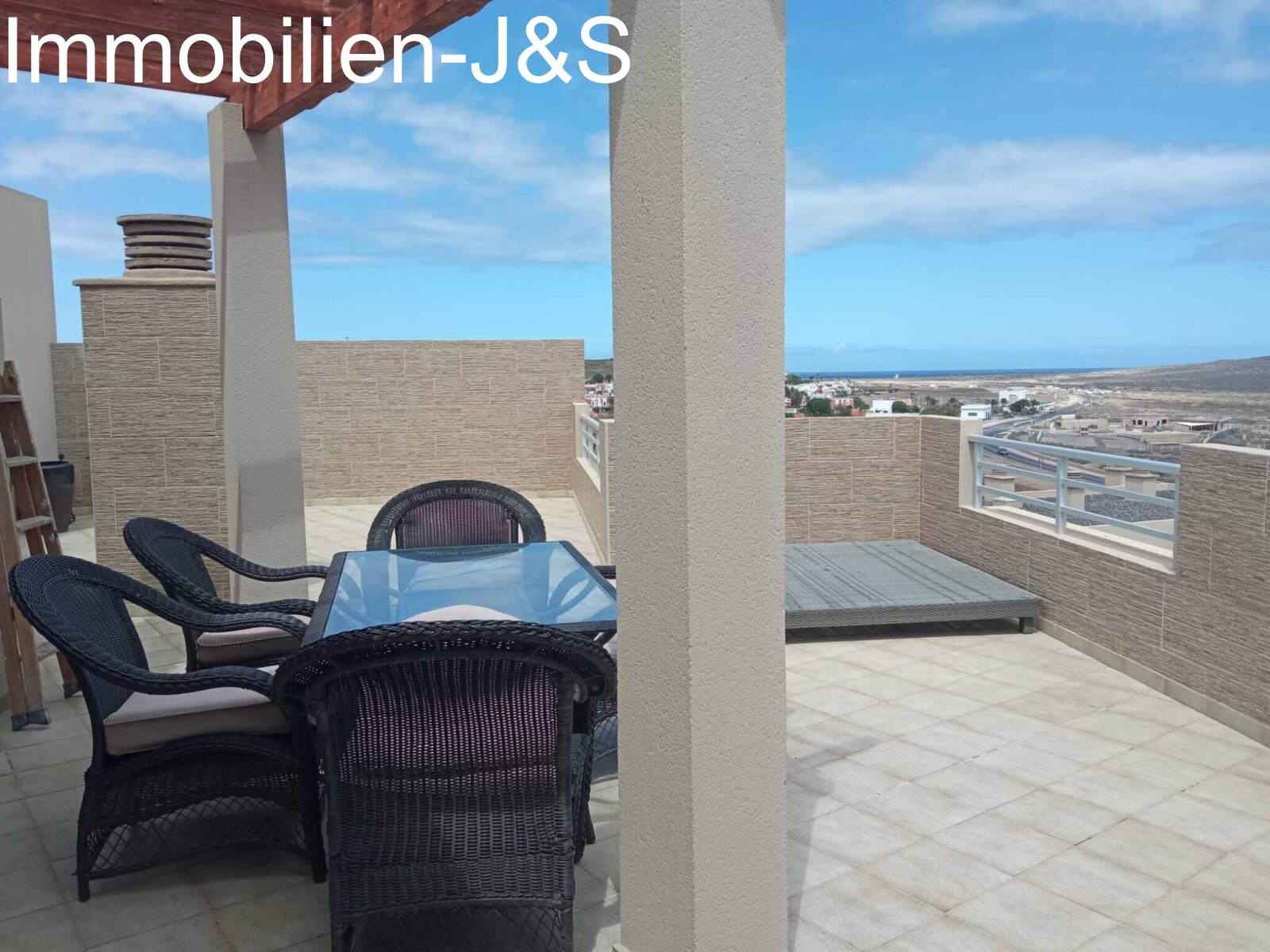 Large penthouse apartment with 4 bedrooms in the “Vista Roja” residential complex in Sotavento