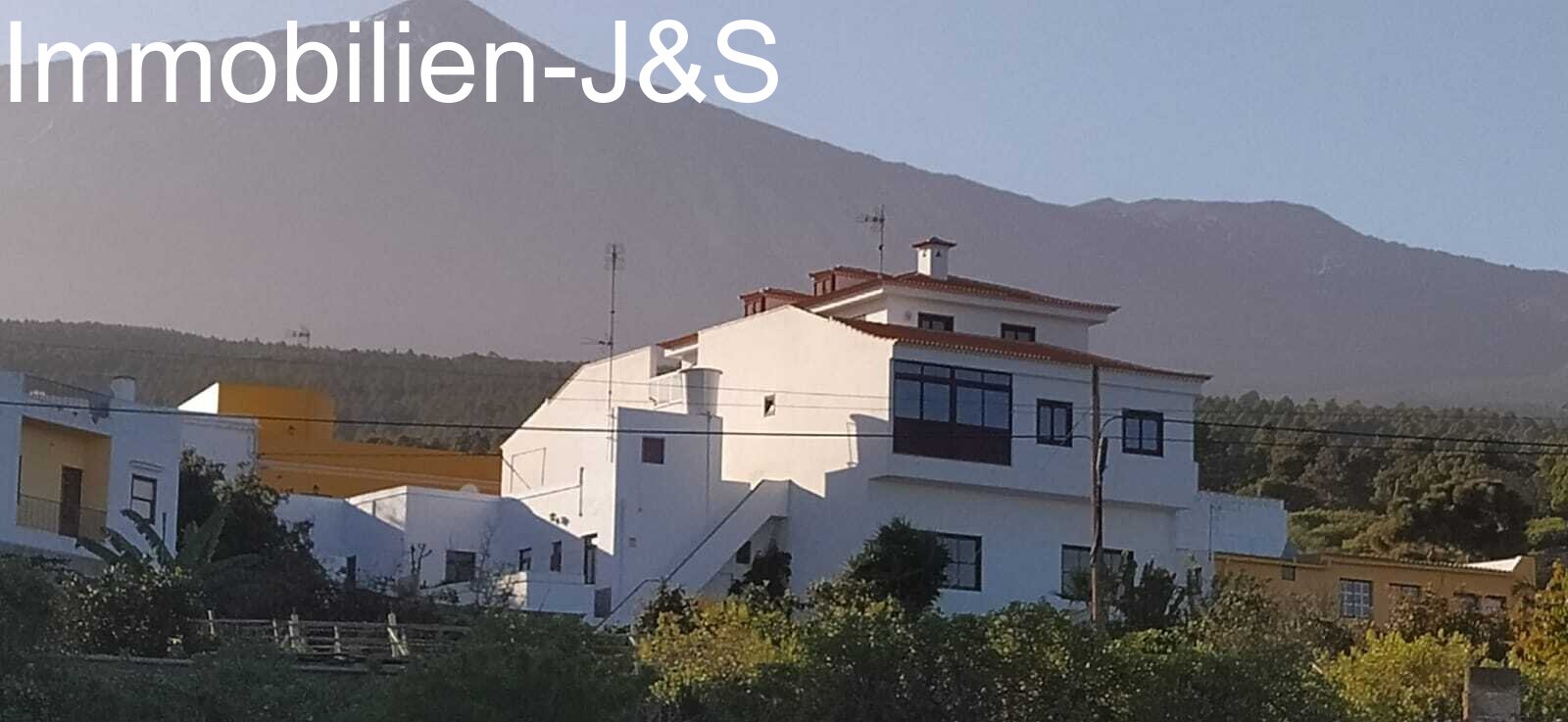 Magnificent apartment building with 4 apartments and garage for 8 cars 