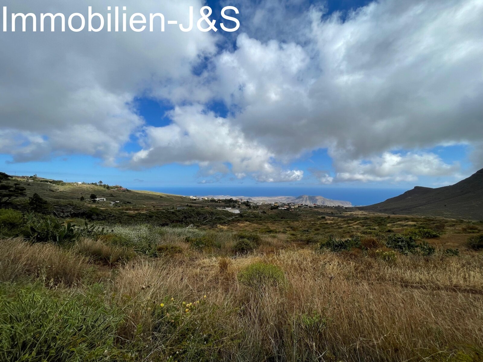 Huge rustic land with 3 buildings in Arona Pueblo