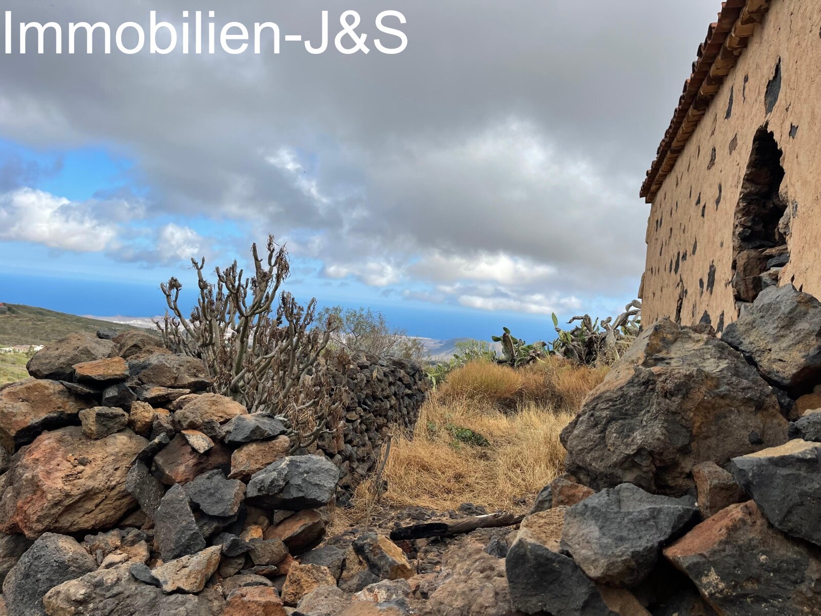 Huge rustic land with 3 buildings in Arona Pueblo