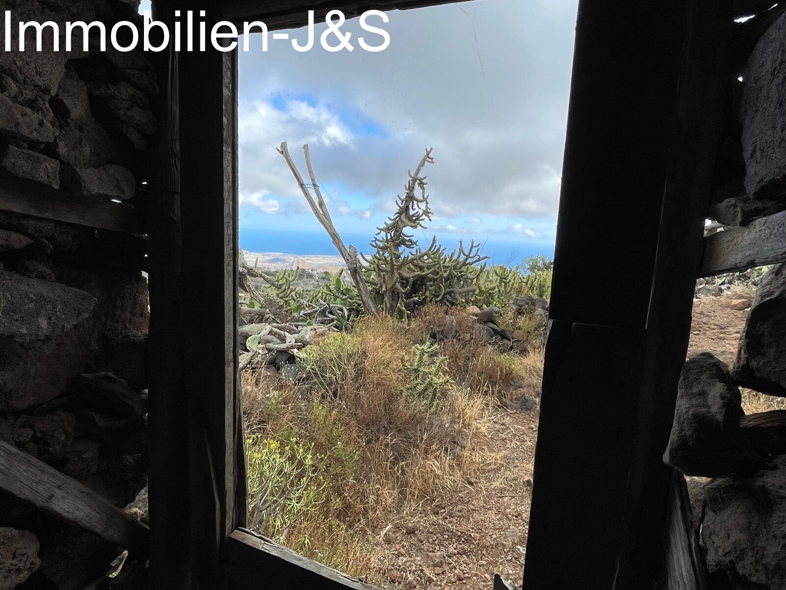 Huge rustic land with 3 buildings in Arona Pueblo