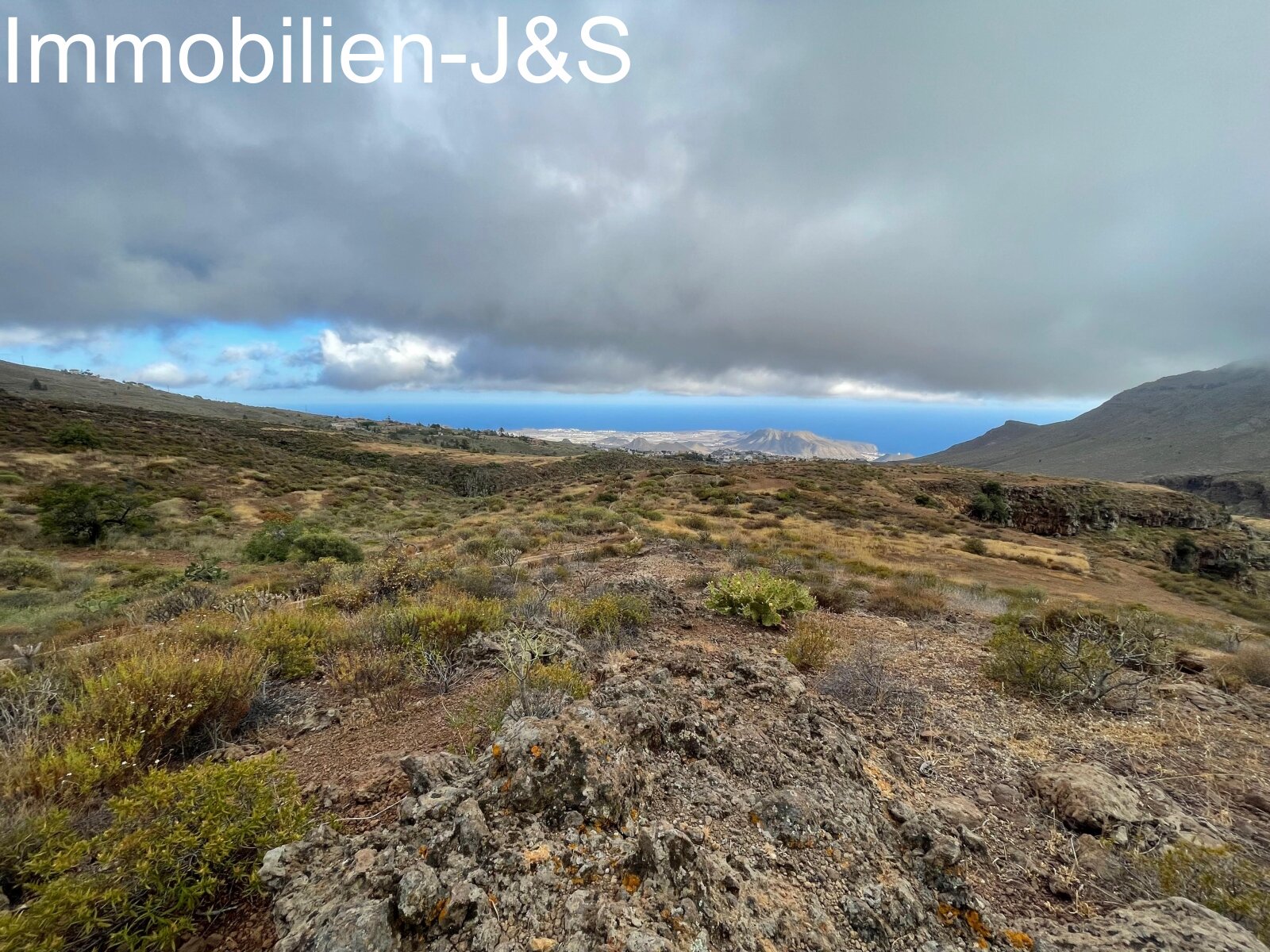 Huge rustic land with 3 buildings in Arona Pueblo