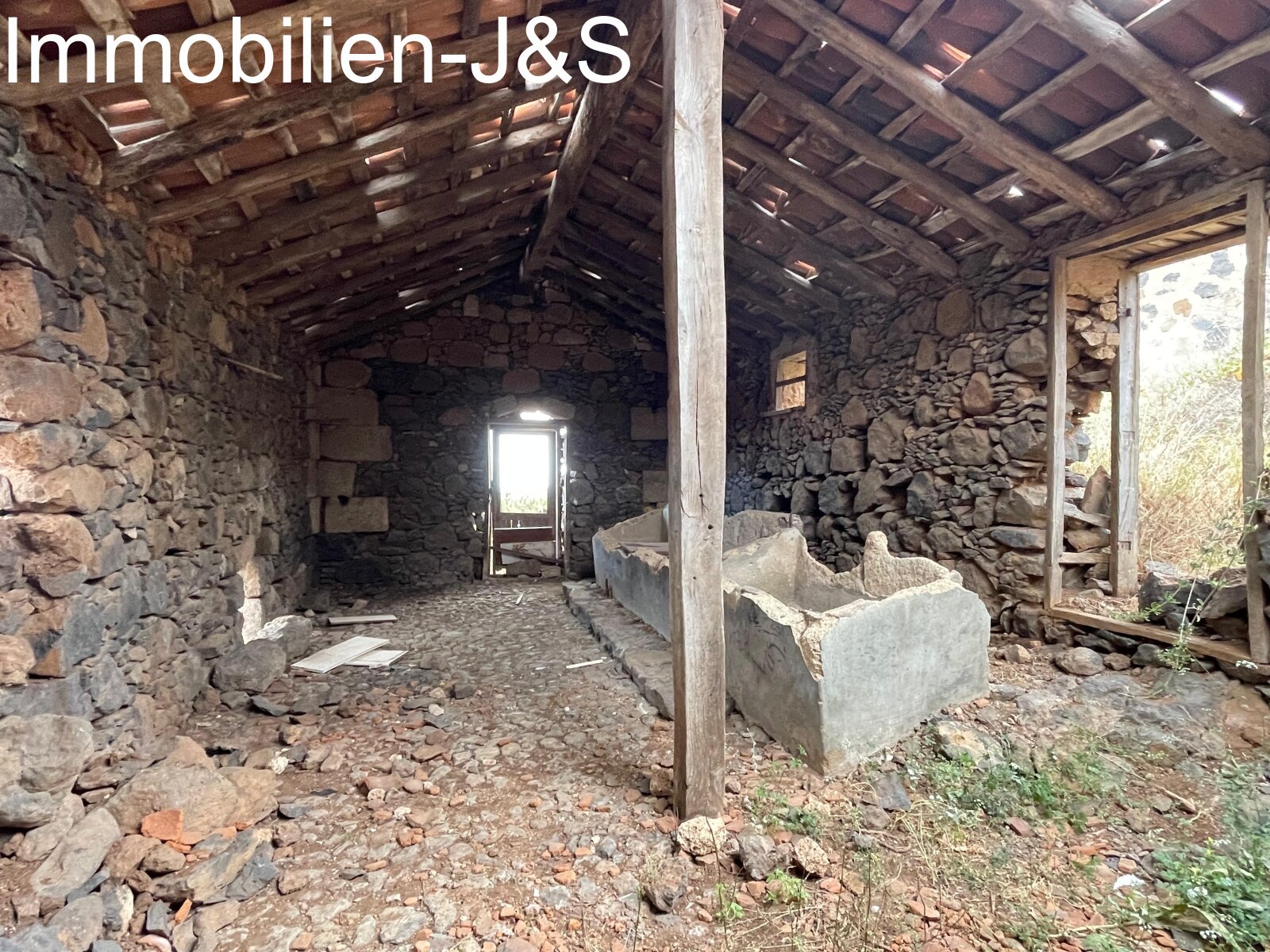 Huge rustic land with 3 buildings in Arona Pueblo