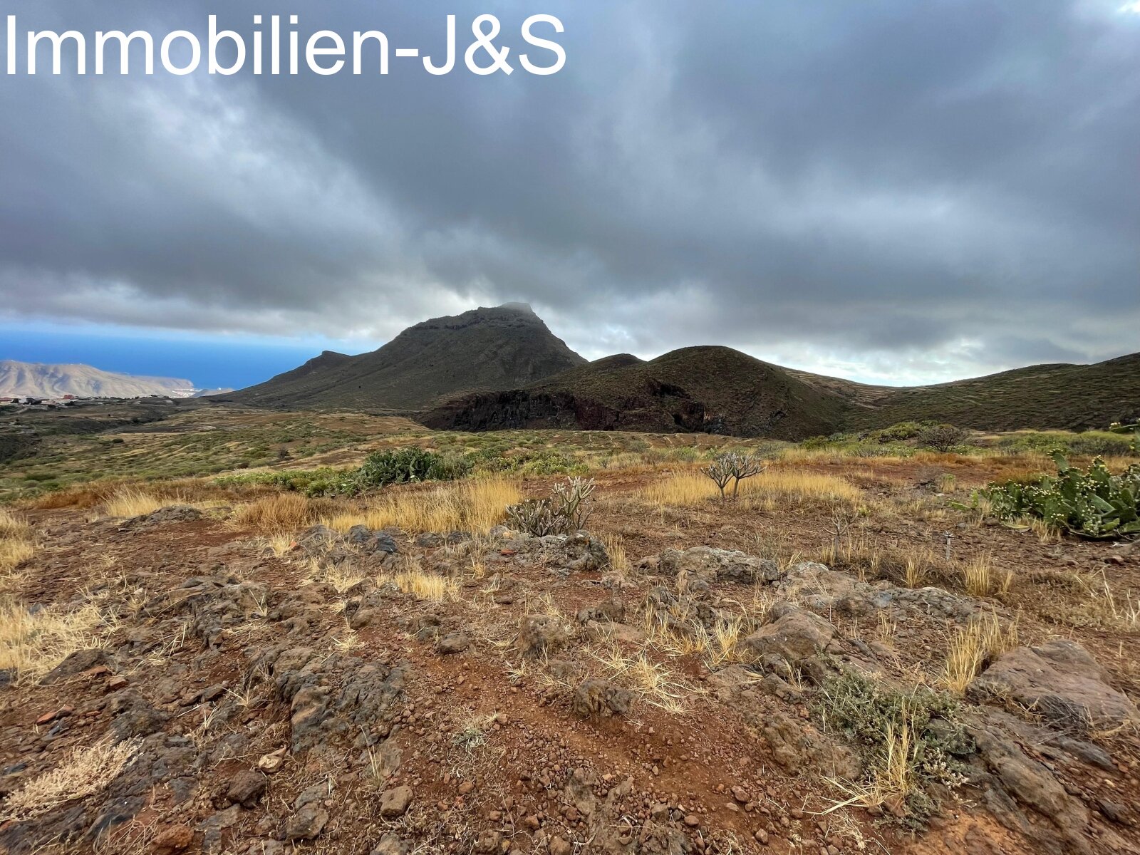 Huge rustic land with 3 buildings in Arona Pueblo