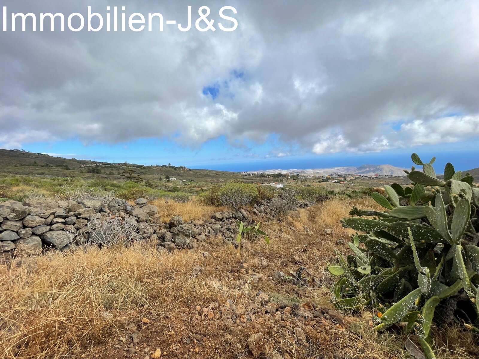 Huge rustic land with 3 buildings in Arona Pueblo