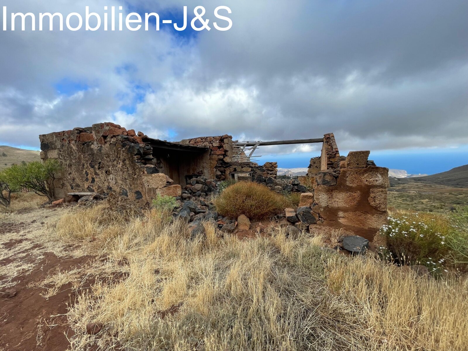 Huge rustic land with 3 buildings in Arona Pueblo