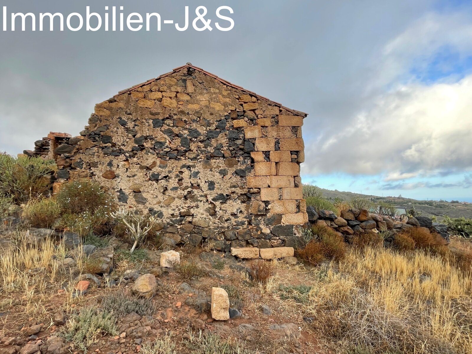 Huge rustic land with 3 buildings in Arona Pueblo