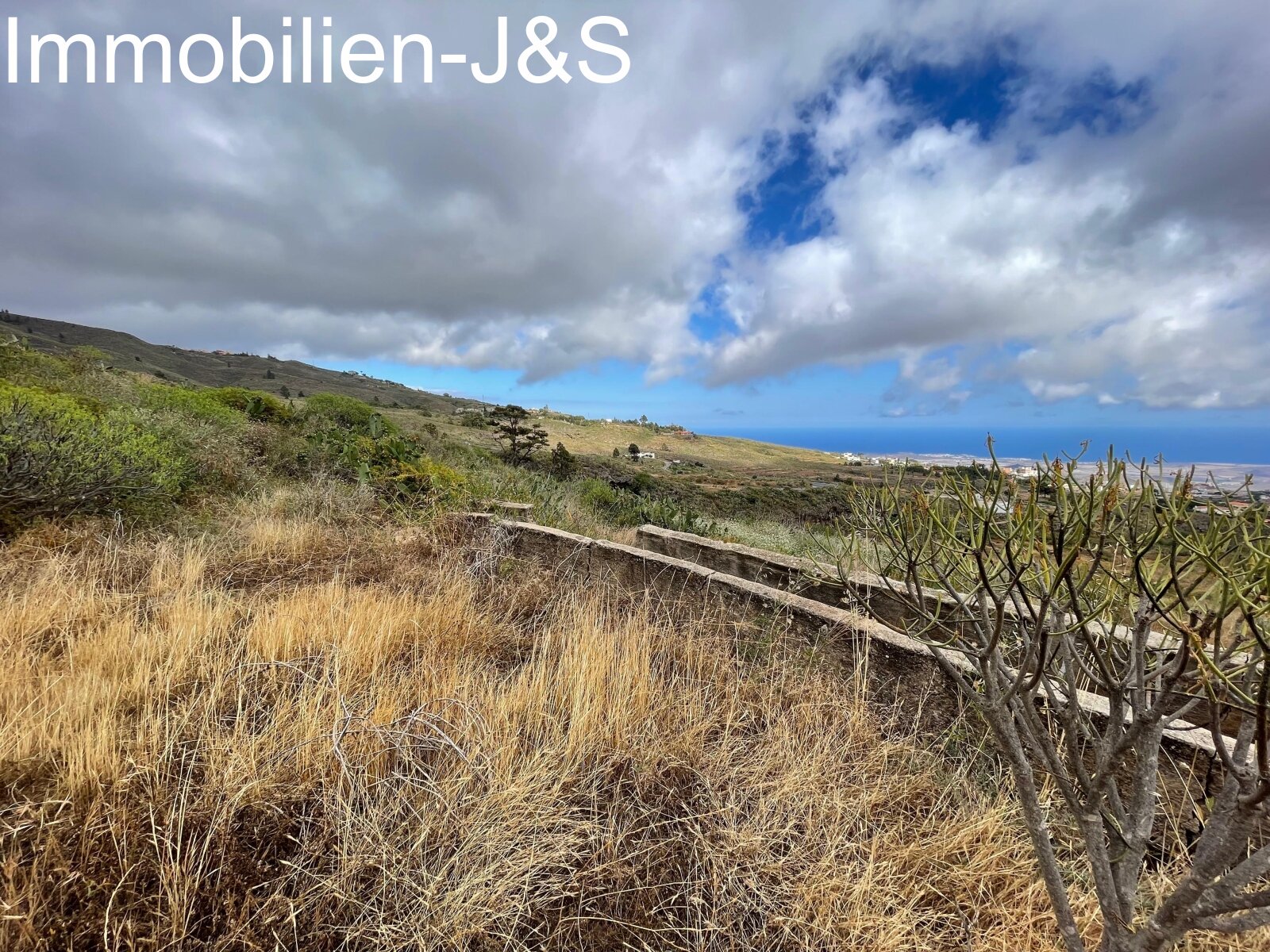 Huge rustic land with 3 buildings in Arona Pueblo