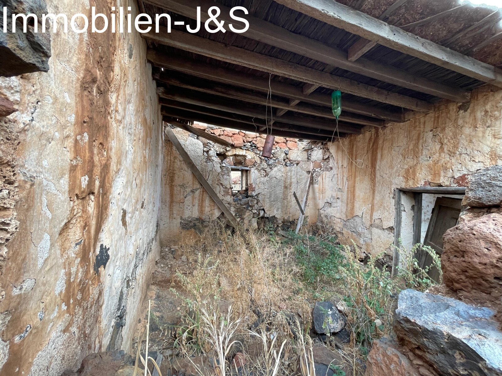 Huge rustic land with 3 buildings in Arona Pueblo
