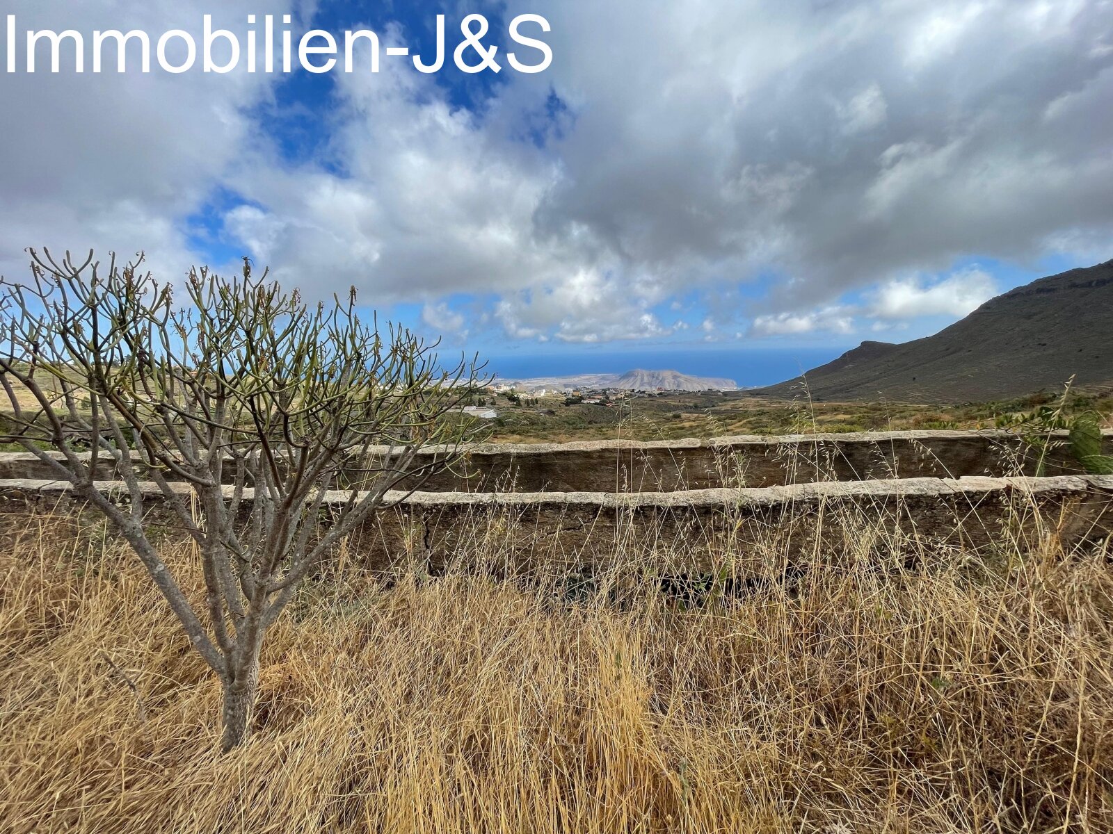 Huge rustic land with 3 buildings in Arona Pueblo