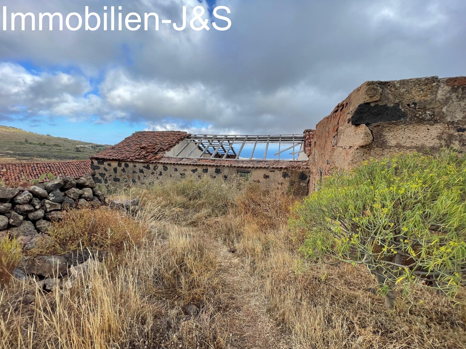 Huge rustic land with 3 buildings in Arona Pueblo