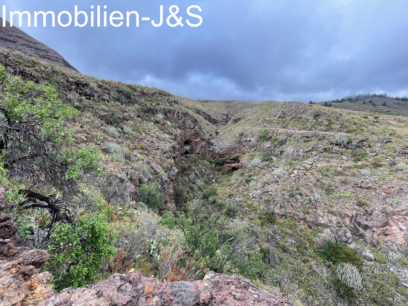 Huge rustic land with 3 buildings in Arona Pueblo