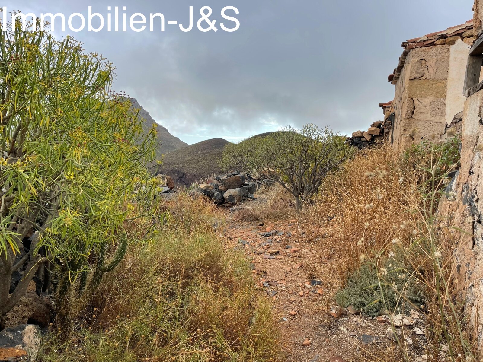 Huge rustic land with 3 buildings in Arona Pueblo