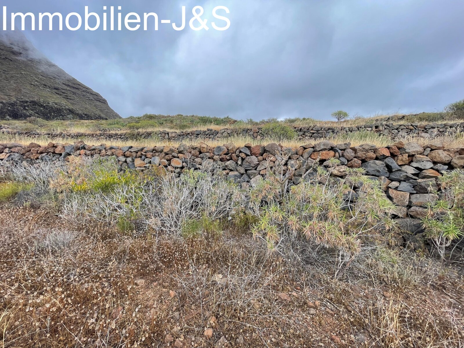 Huge rustic land with 3 buildings in Arona Pueblo