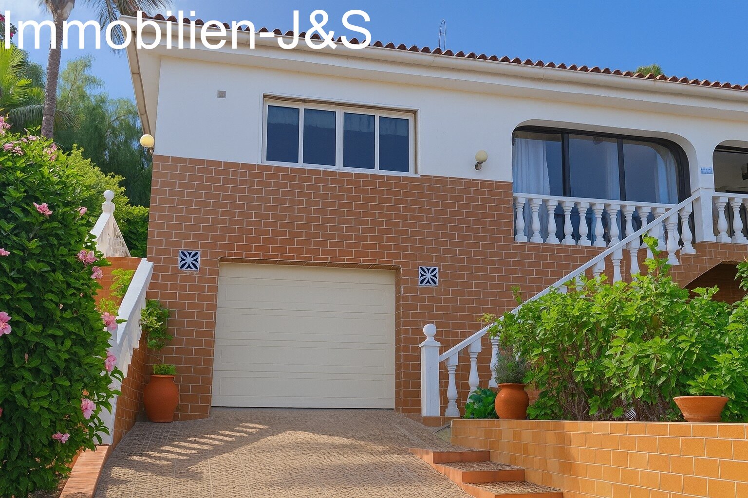 Fantastic detached house with large garden and sea views in El Sauzal