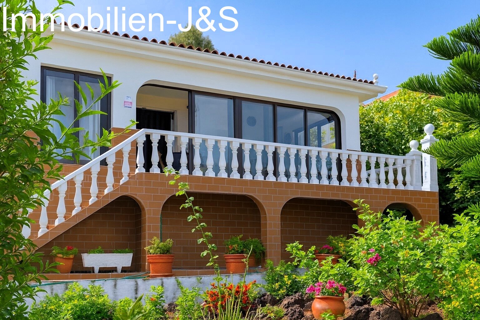 Fantastic detached house with large garden and sea views in El Sauzal