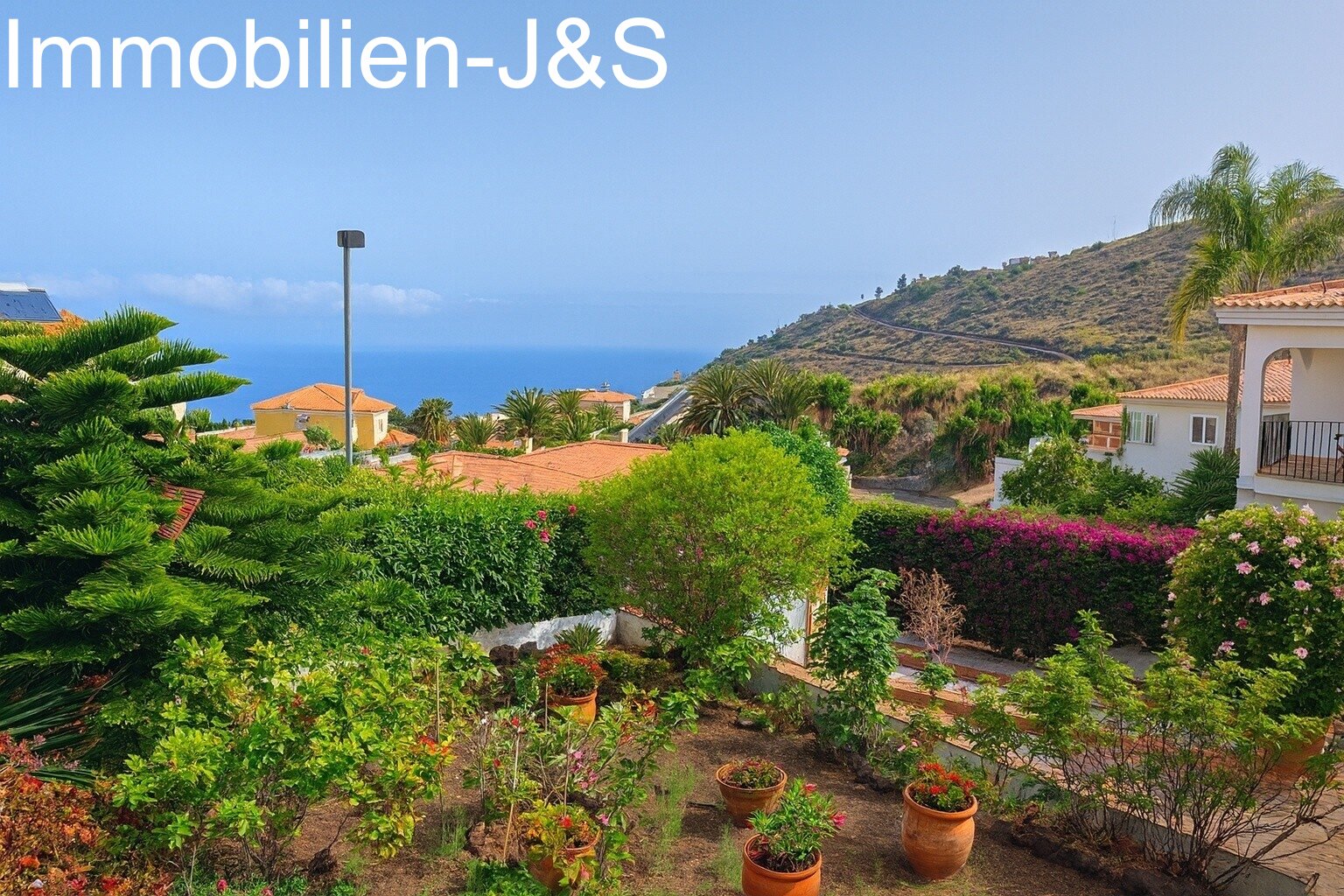 Fantastic detached house with large garden and sea views in El Sauzal