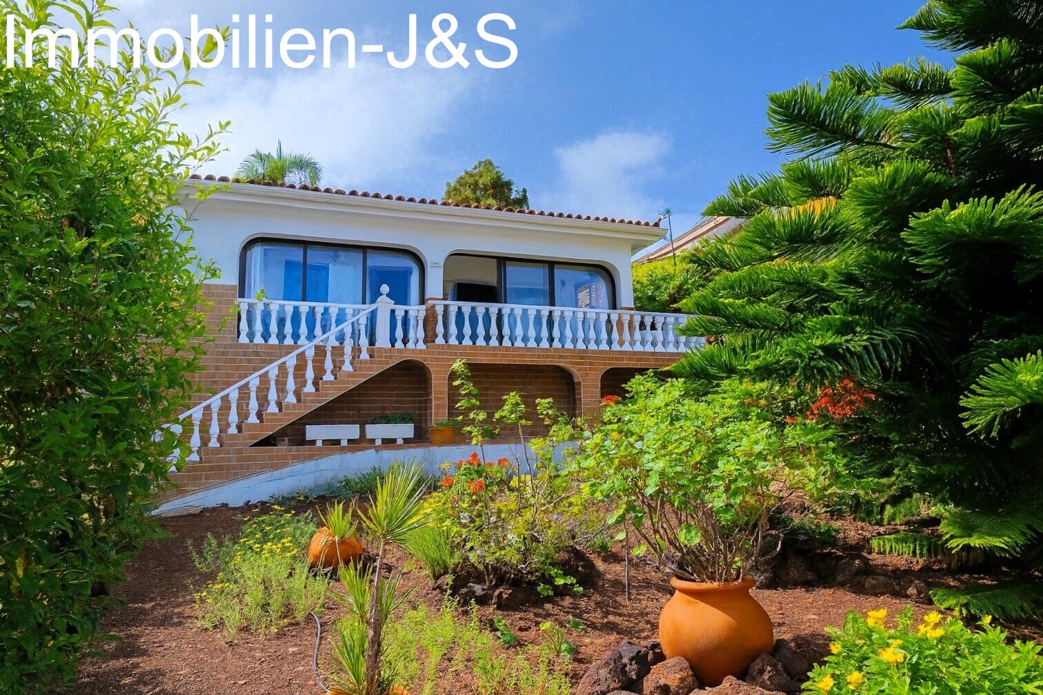 Fantastic detached house with large garden and sea views in El Sauzal