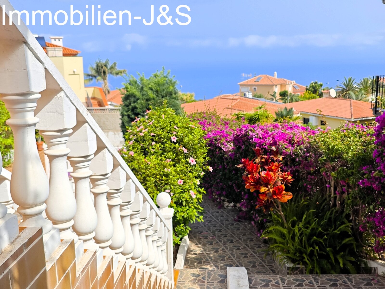 Fantastic detached house with large garden and sea views in El Sauzal