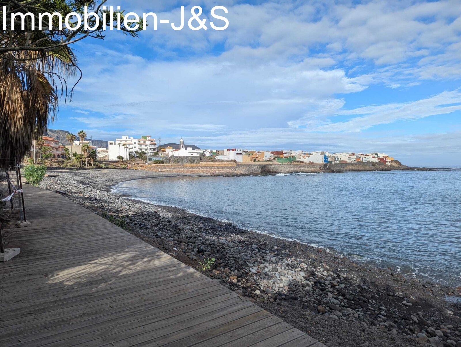 Cozy apartment with large terrace on the seafront with garage parking space