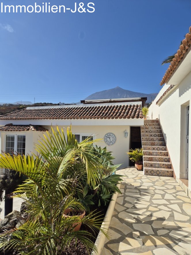 Spectacular finca with guest house, Atlantic Ocean and Mount Teide views!
