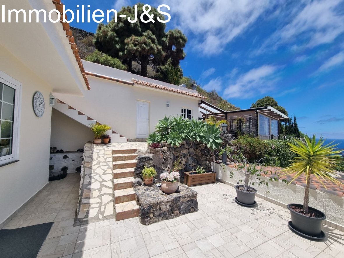 Spectacular finca with guest house, Atlantic Ocean and Mount Teide views!