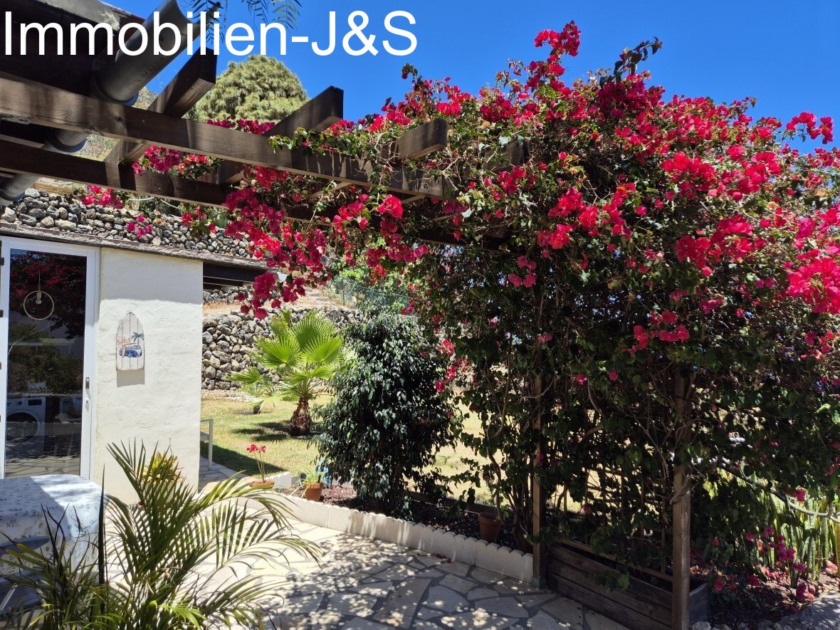 Spectacular finca with guest house, Atlantic Ocean and Mount Teide views!