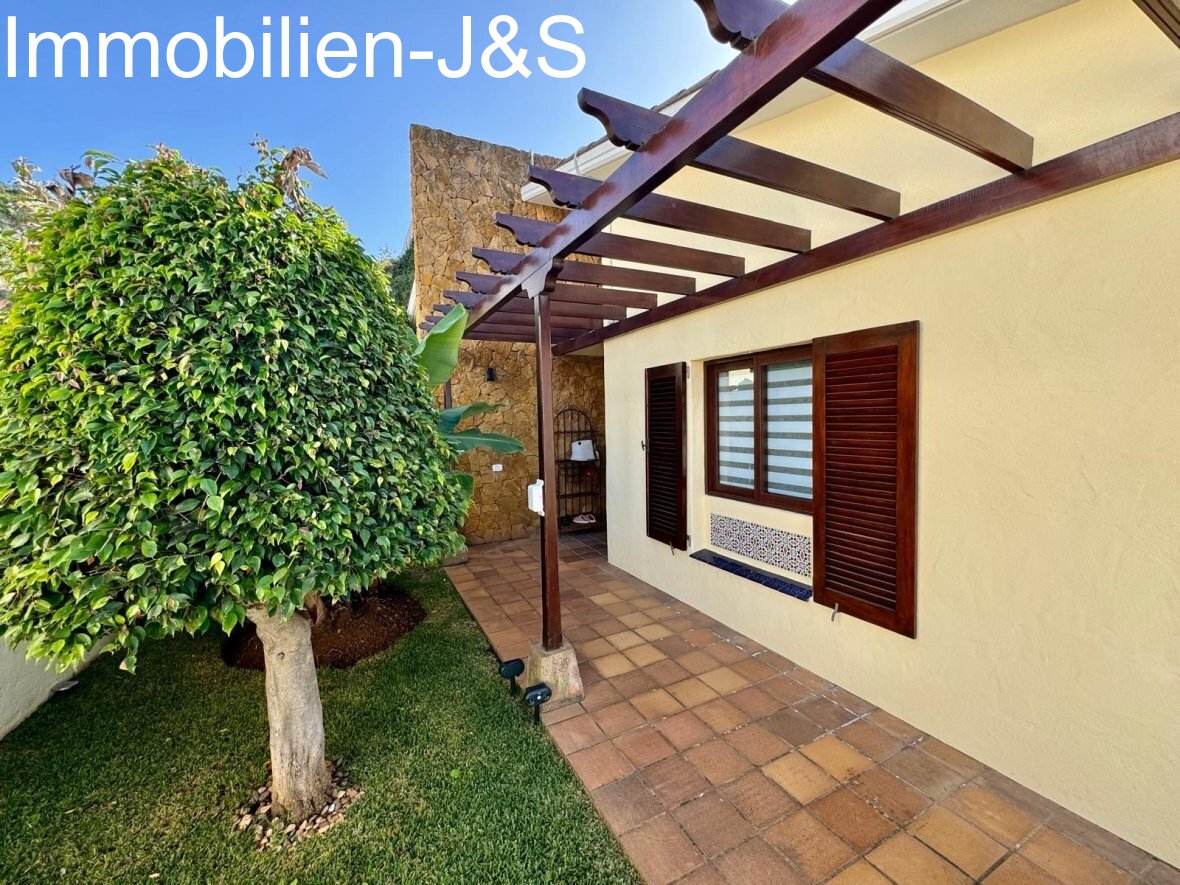 Beautiful villa with Atlantic views and pool in El Sauzal