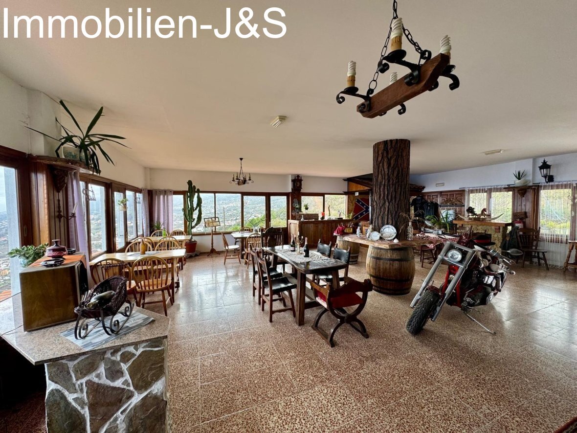 Exceptional property with panoramic views and active catering license in the north of Tenerife